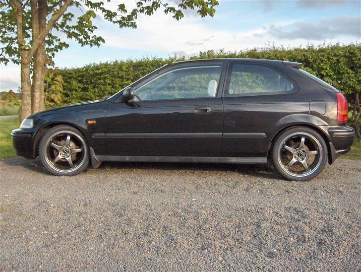 Honda Civic EJ9 1,4 iS *Solgt* - Hele bilen set fra siden. billede 17