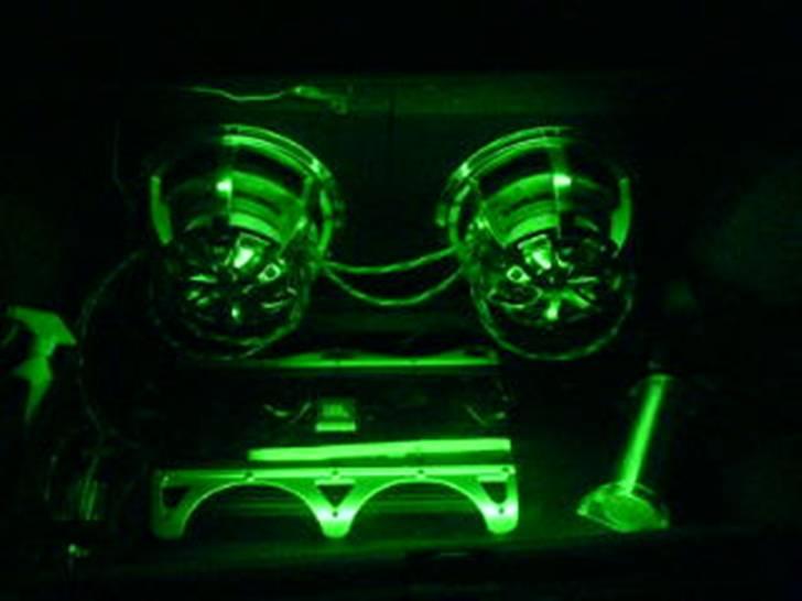 Opel Vectra - Neon lyset virker desværre ikke mere... det ene rør brændte af... typisk Thansen. billede 6