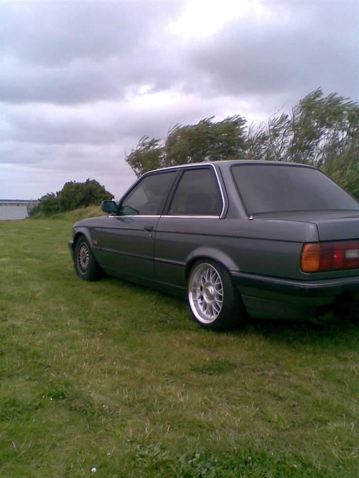 BMW E30 320i  - Efter sænkning / ny front / solfilm 35% lysgennemgang / sorte nyre / tonet front blink.. billede 13