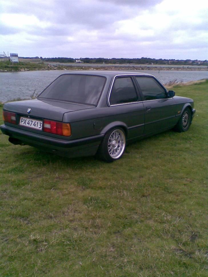 BMW E30 320i  - Efter sænkning / ny front / solfilm 35% lysgennemgang / sorte nyre / tonet front blink.. billede 14