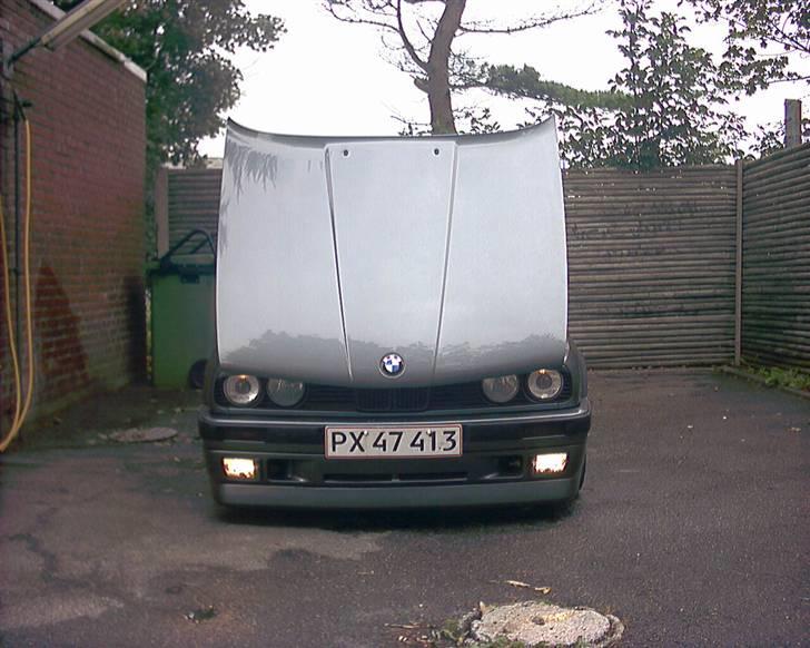 BMW E30 320i  - Efter sænkning / ny front / solfilm 35% lysgennemgang / sorte nyre / tonet front blink.. billede 16