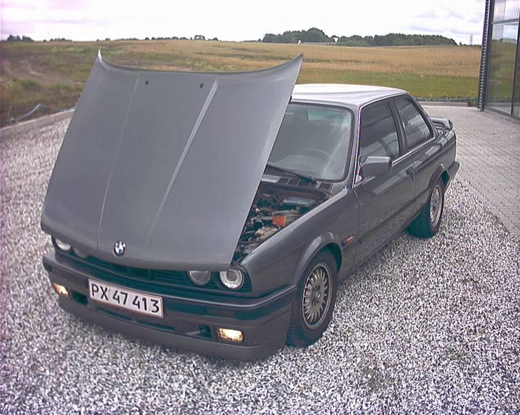 BMW E30 320i  - Efter sænkning / ny front / solfilm 35% lysgennemgang / sorte nyre / tonet front blink.. billede 17