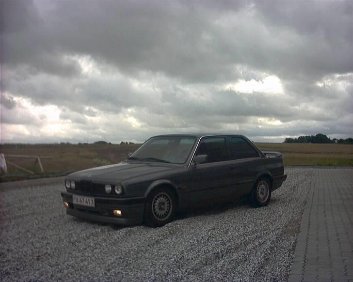 BMW E30 320i  - Efter sænkning / ny front / solfilm 35% lysgennemgang / sorte nyre / tonet front blink.. billede 18