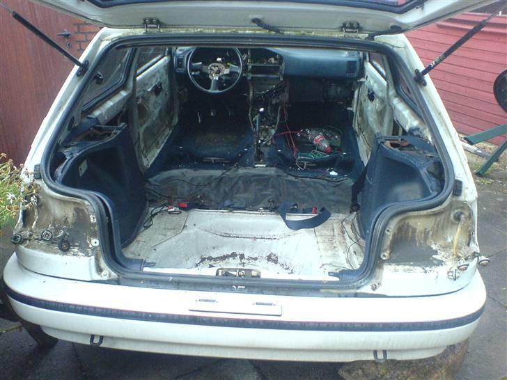 Toyota Corolla XL 1.3 - Død - Skulle lige rippes inden den skal skrottes. Og rippers er ikke undervurderet. billede 12