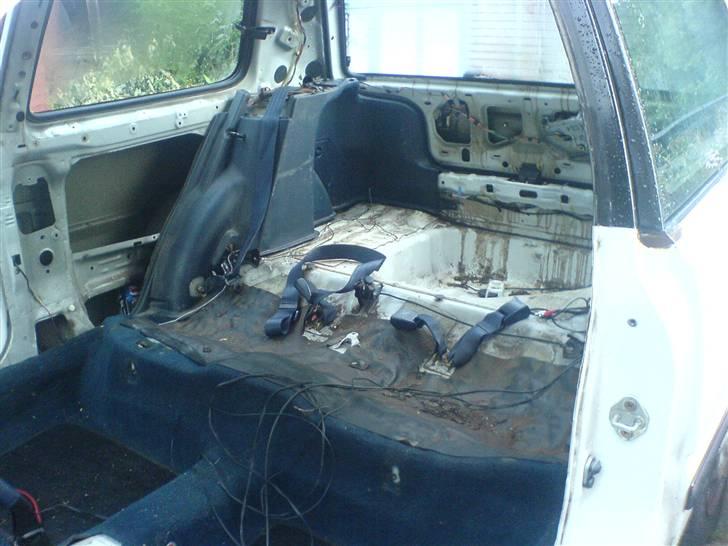 Toyota Corolla XL 1.3 - Død - Skulle lige rippes inden den skal skrottes. Og rippers er ikke undervurderet. billede 13