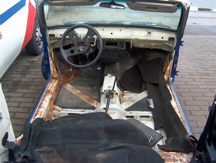 Opel corsa A cab  - det brune i bunden er ikke rust det er gammelt lim med tæppe fnuller  i...  heldigvis da:-) billede 13