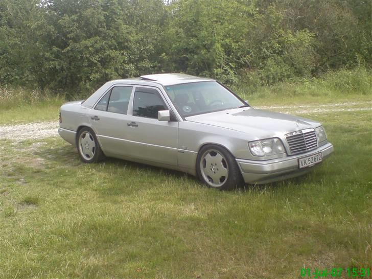 Mercedes Benz 230 e solgt - på en lille skovtur billede 1