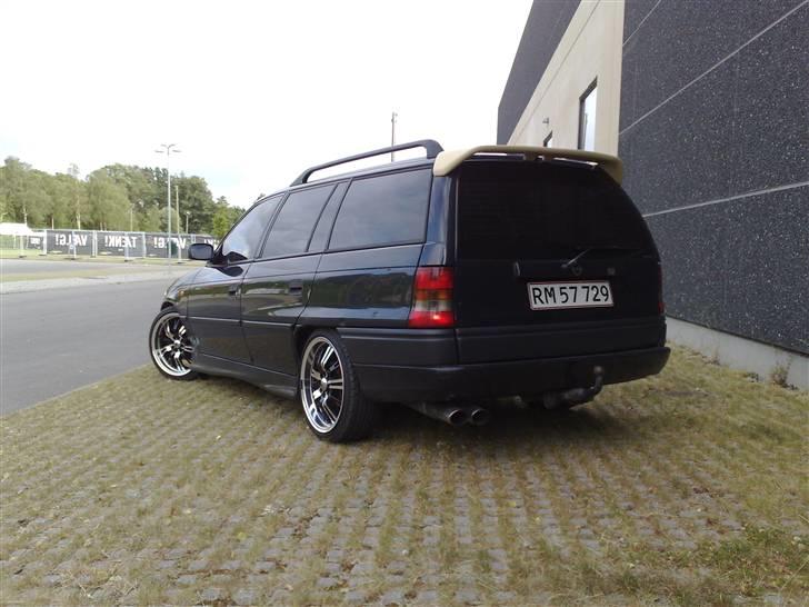 Opel Astra F      - Ja hækspoilen er stadig ikk blevet malet, men folk siger jeg ikk må forellers kan de ikk kende mig når jeg kører forbi..  billede 15