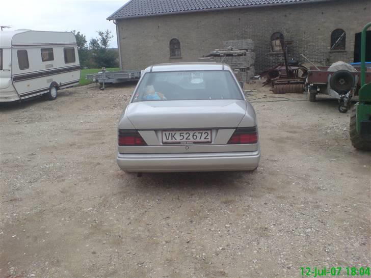 Mercedes Benz 230 e solgt - antene spartlet væk det samme med stjernen billede 5