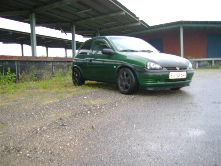 Opel Corsa b Swinger [Tidl bil] - Corsaén på en øde station billede 4