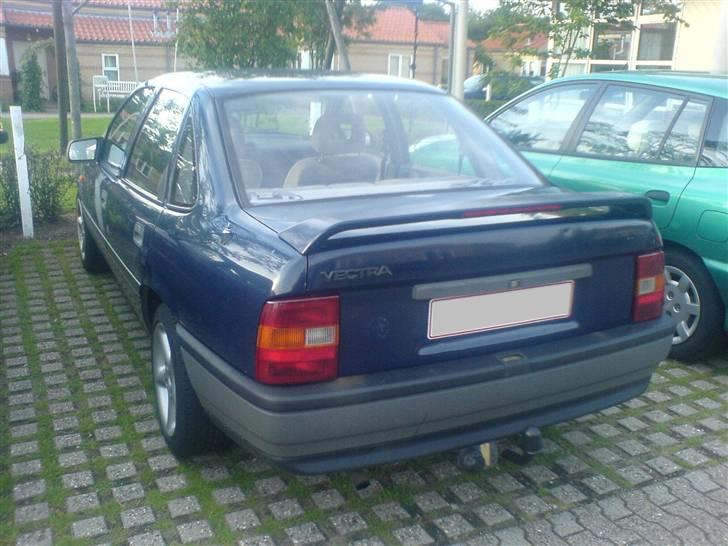 Opel Vectra (Solgt) - Så er spoileren monteret og der er blevet malet :) billede 10