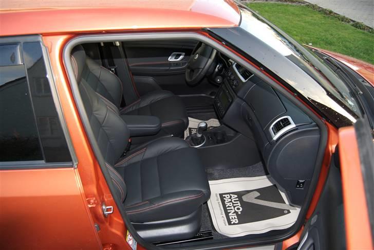 Skoda Fabia 2 SPORT - "Custom" sort læder kabine med oranger syninger. billede 7