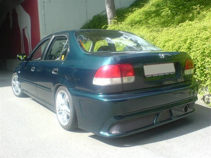 Honda - Civic 1.5 VTEC - 4 dørs - Før ruderne blev tonede, og fælgene skiftet. billede 7