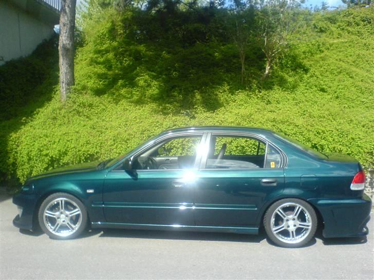 Honda - Civic 1.5 VTEC - 4 dørs - Før ruderne blev tonede, og fælgene skiftet. billede 8