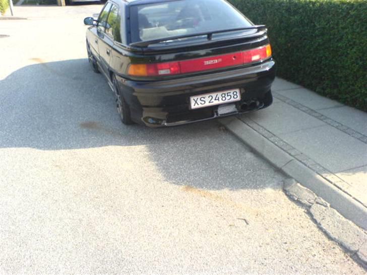 Mazda 323f SOLGT billede 3