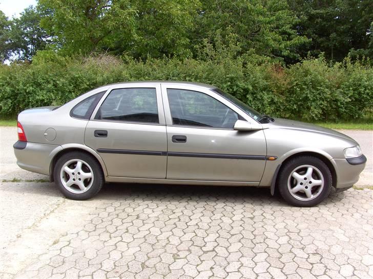 Opel vectra 1,7 TD (SOLGT) billede 1