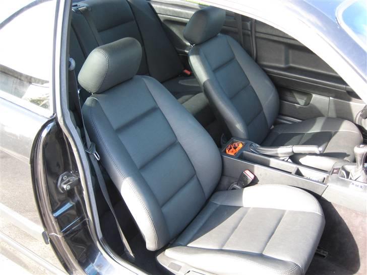 BMW E36 325i Coupé SOLGT - NY læderstue - DET spiller ! billede 3