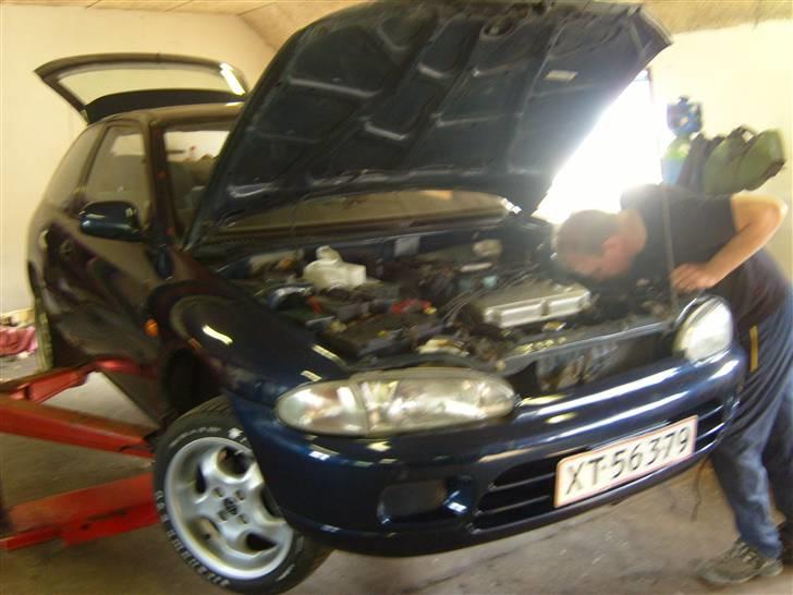 Mitsubishi Colt 1.6 GLXI Bullet  DØD - d 15/7-2007... Far kigger lige i motor rummet om der skal sikftes eller ordnes noget der :) billede 5