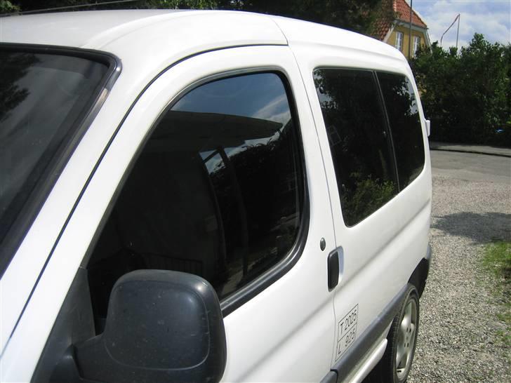 Peugeot Partner. Total skadet - Siderude 35% og bagruder 5% lys gennemgang. billede 2