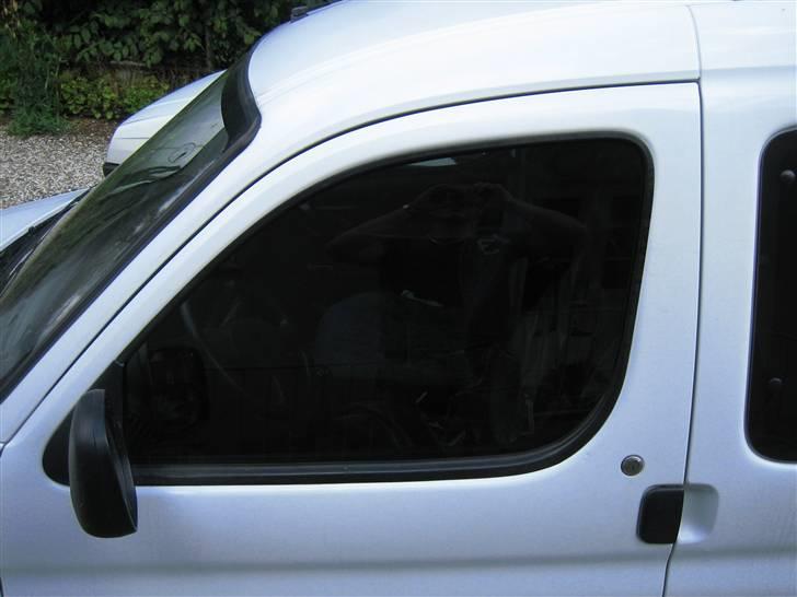 Peugeot Partner. Total skadet - Siderudern igen. Det er mega dejligt og havde solfilm i. billede 8