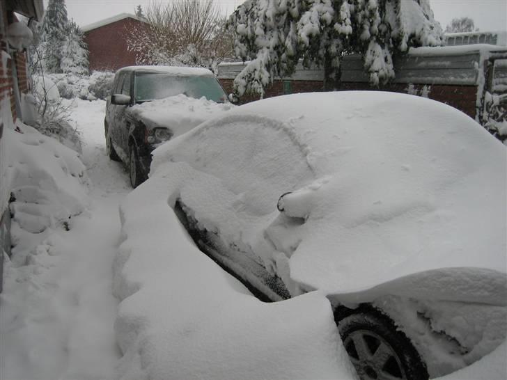 Audi A6 - Der skulle graves lidt. Man kan lige se vinterfælgene! billede 14