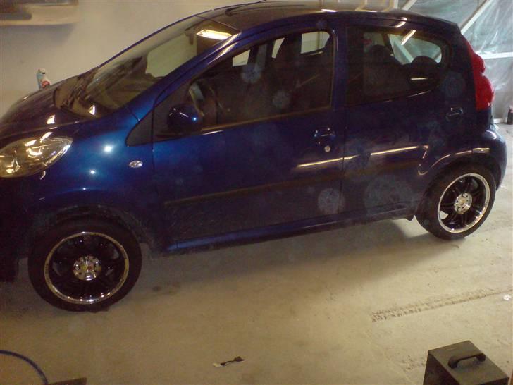 Peugeot 107  {SOLGT} - Bil med de nye fælge på billede 1