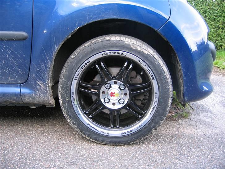 Peugeot 107  {SOLGT} - Close up af de nye fælge, før sænkning billede 2