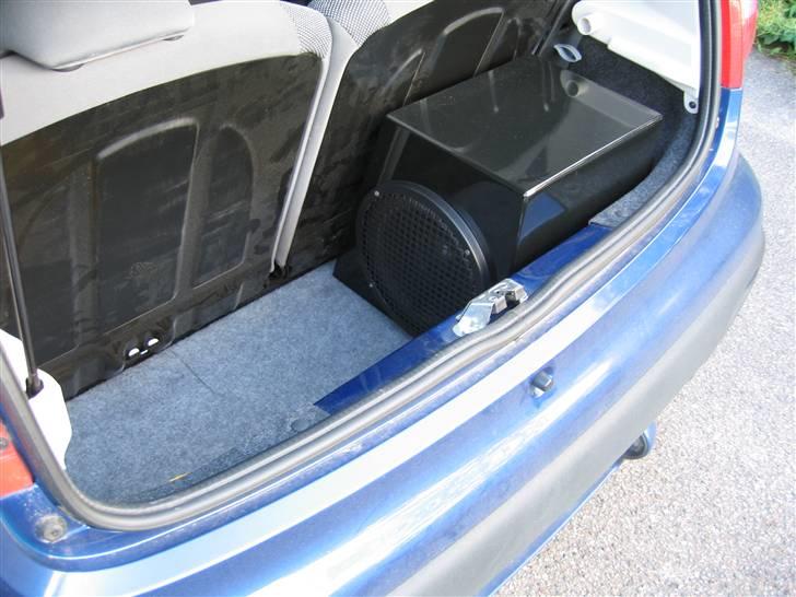Peugeot 107  {SOLGT} - Bagagerum med 10" i hjemmebygget kabinet billede 5