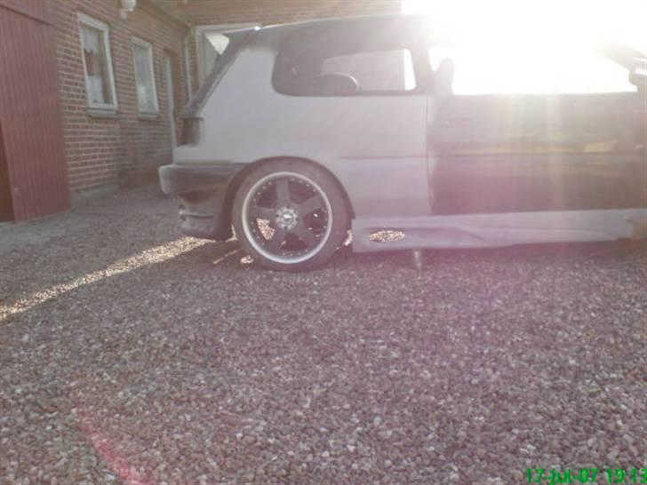 Toyota Corolla SOLGT :-( - det nye sideskørt håndholdt op til bilen.. det skal kortes 2,8cm af og hullet skal lukkes billede 15