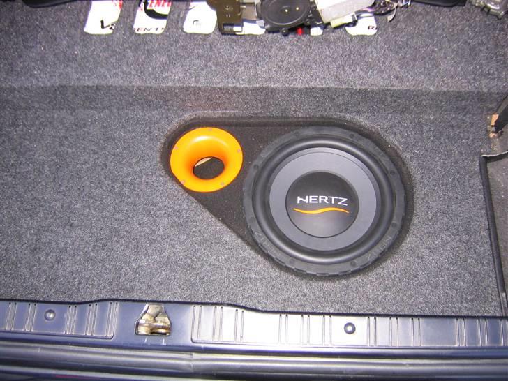 BMW 320i Cabrio - Sub bygget i reservehjuls brønden billede 13