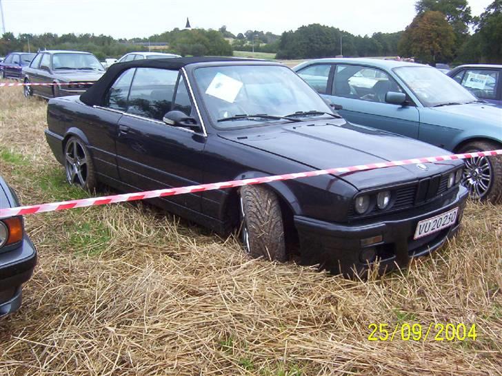 BMW 320i Cabrio - BMW træf på en mark på als billede 17