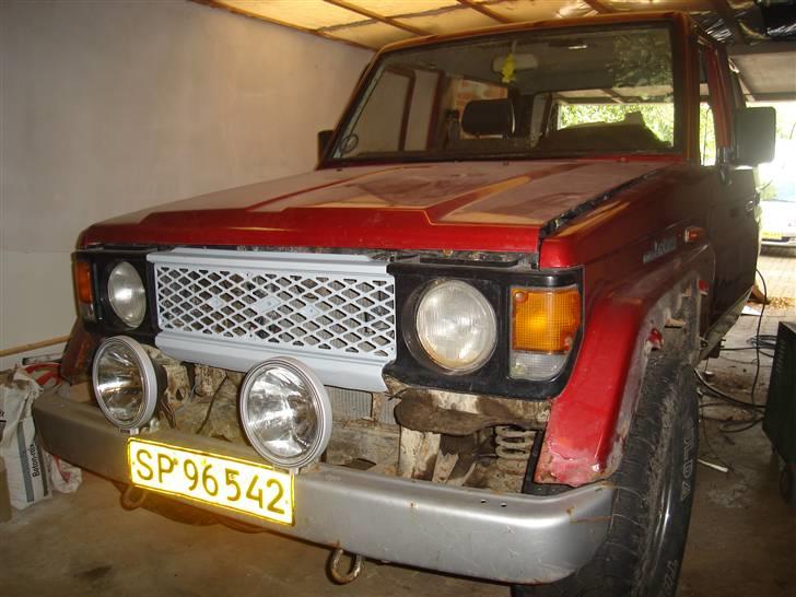 Toyota Landcruiser LJ70 - solgt- - Er ved at rette lidt op på fronten, da den havde nogle rimelig vilde buler og der lavet nogle lausige pletløsninger.. meen hammer, spartel også en gang grunder..!! lak kommer senere.. billede 15