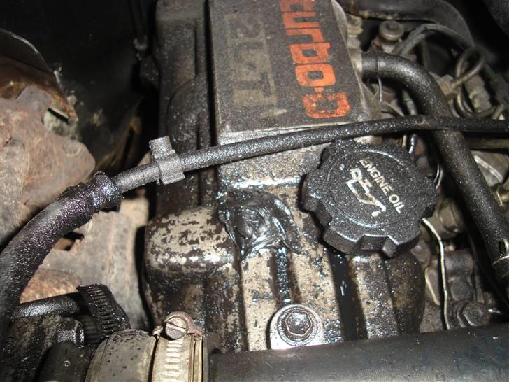 Toyota Landcruiser LJ70 - solgt- - En knækket boldt på ventildækslet, den går også ned og holder topstykket.. den tidligere ejer troede nok at rude lim kan holde til varm olie og et rimeligt tryk.. meenn nej.. billede 16