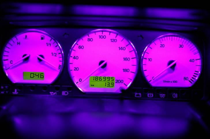 VW VW Multivan Camper - hvide urskiver og Aluringe men i aftenlys kan det se ud som om at der er lyserødt farve i det. billede 13