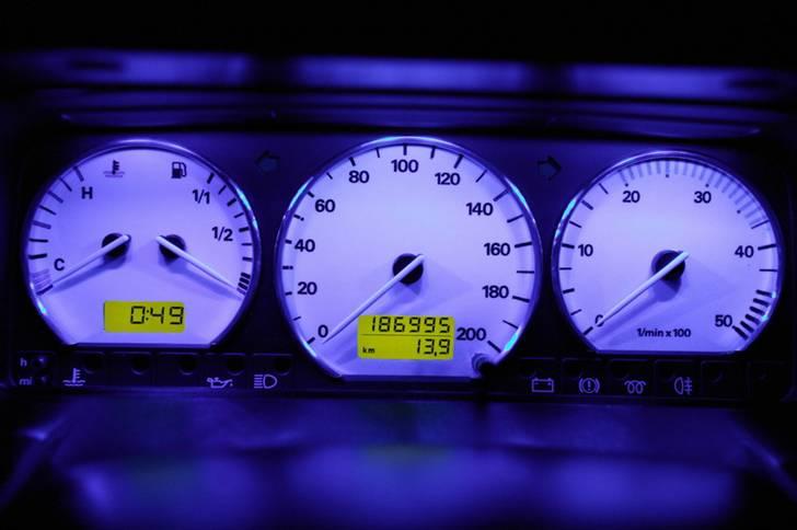 VW VW Multivan Camper - hvide urskiver og Aluringe det var bare alm. sort og med grønt lys men nu er det blå skal osse have sikftet det sidste grønne ved kmtallet billede 14