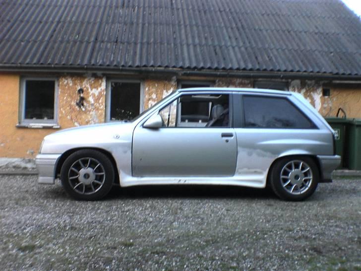 Opel Corsa  - Min corsa er ikk særlig pæn der, men skal ha sparlet det sidste færdig inden den skal males..!! billede 1