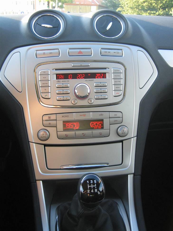 Ford Mondeo 2,0 Trend 5d - Bizone klima, opvarmet forrude, godt anlæg og sædevarme er standard.  billede 9