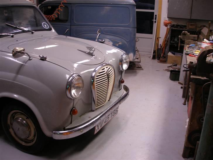 Austin-Morris Austin A35 Stationcar - På værkstedet sammen med varebilen... billede 11