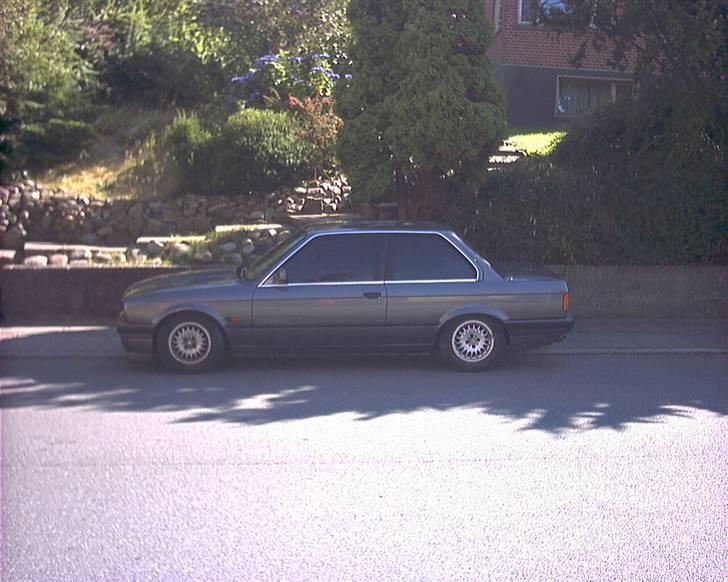 BMW E30 320i  - Så kom den lige 60mm ned i bag og spoilen er også kommet af billede 19