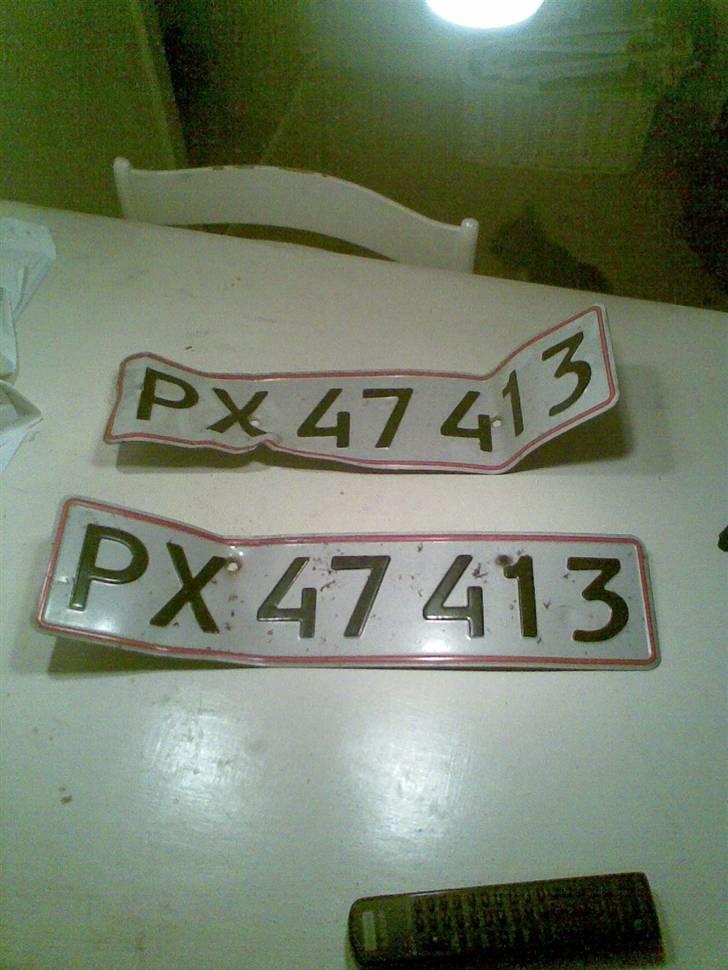 BMW E30 320i  - Ja sådan gik det da ham der købte Bmw´en ik fik den om.regi Vi tog selv ud og hev pladerne af...  Han kan ses her http://www.bilgalleri.dk/html/gal_visbruger.asp?userID=62570 billede 20