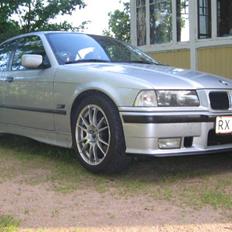 BMW 323 i