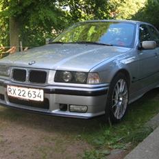 BMW 323 i