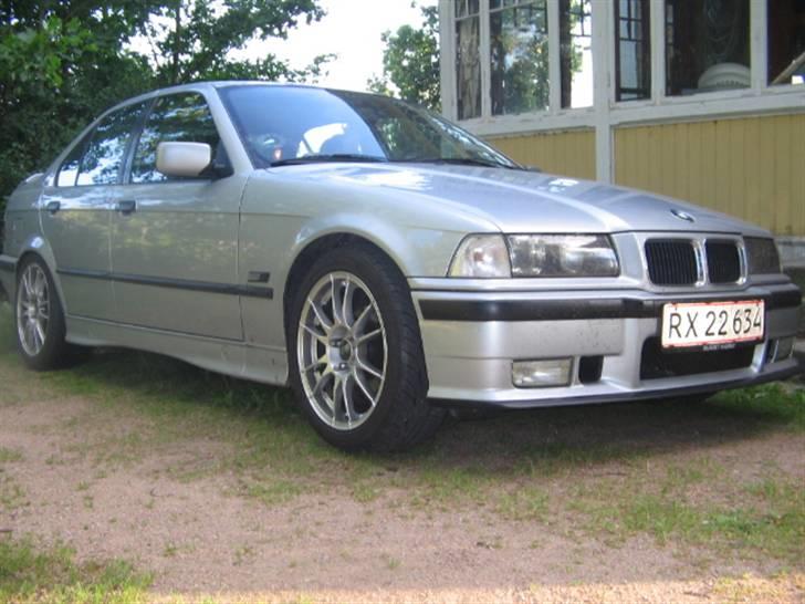 BMW 323 i billede 2