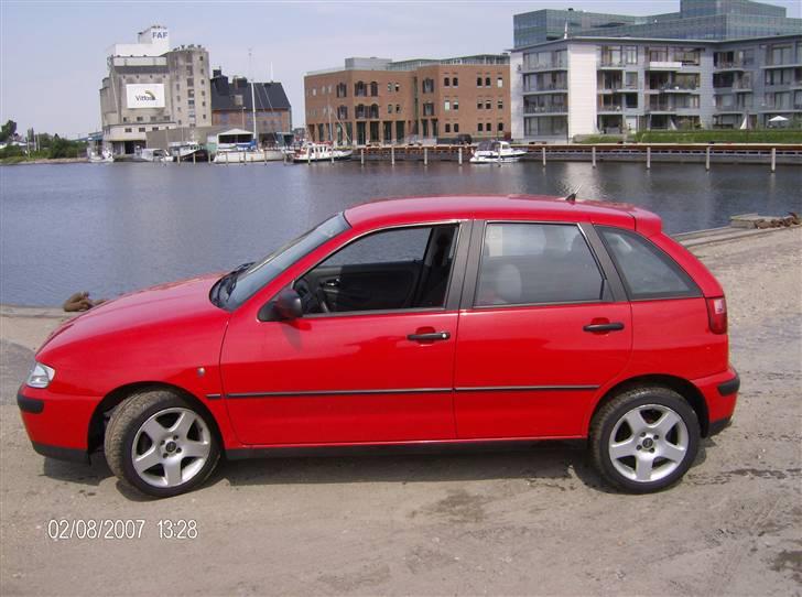Seat ibiza "SOLGT" - Fra siden, med odense havn i baggrunden billede 1