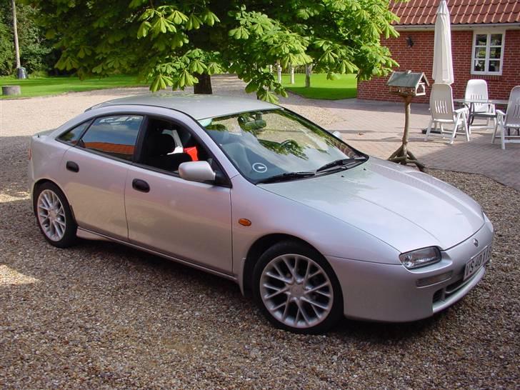 Mazda 323 F - Smadret :'( billede 5