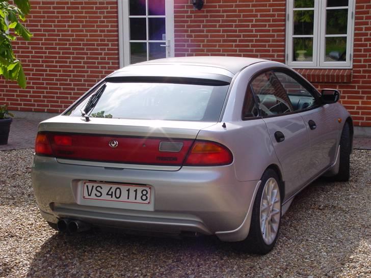 Mazda 323 F - Smadret :'( billede 6