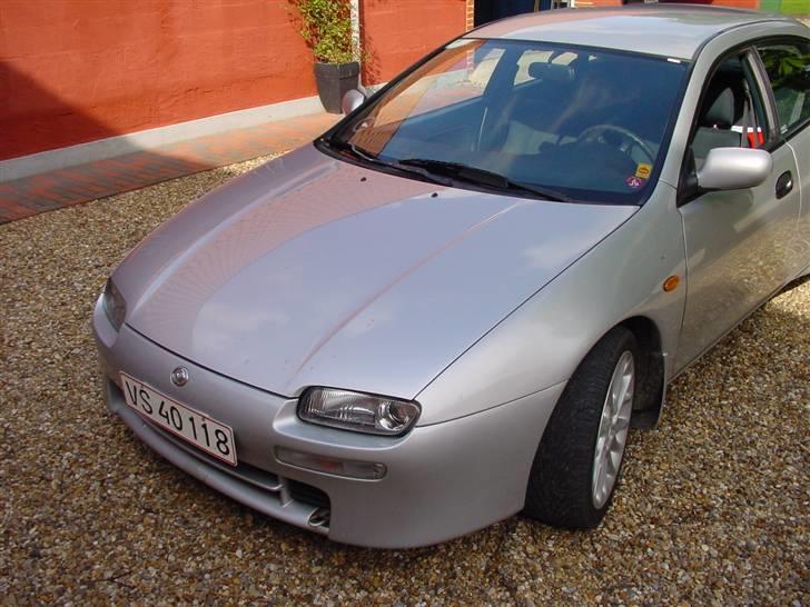 Mazda 323 F - Smadret :'( billede 7