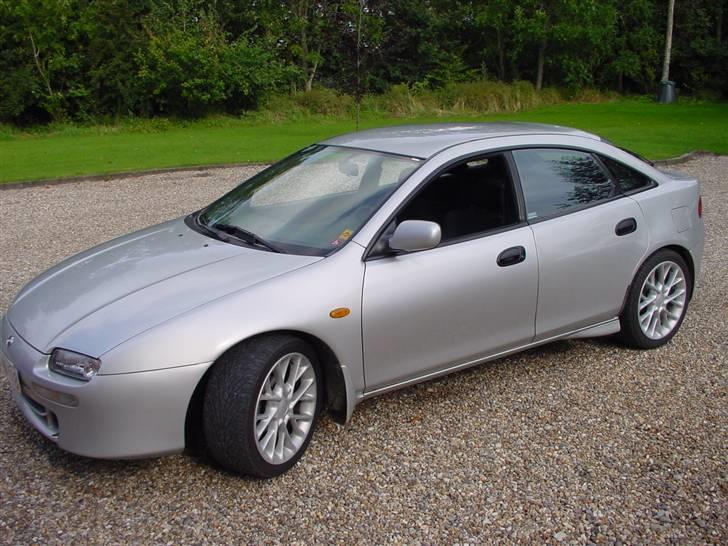Mazda 323 F - Smadret :'( billede 8