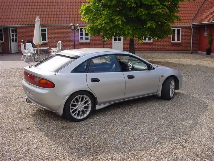 Mazda 323 F - Smadret :'( billede 9