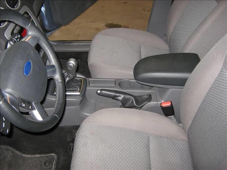 Ford Focus 1.6 Trend st. car - Midterkonsol med armlæn billede 14